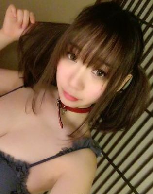 她唇之下